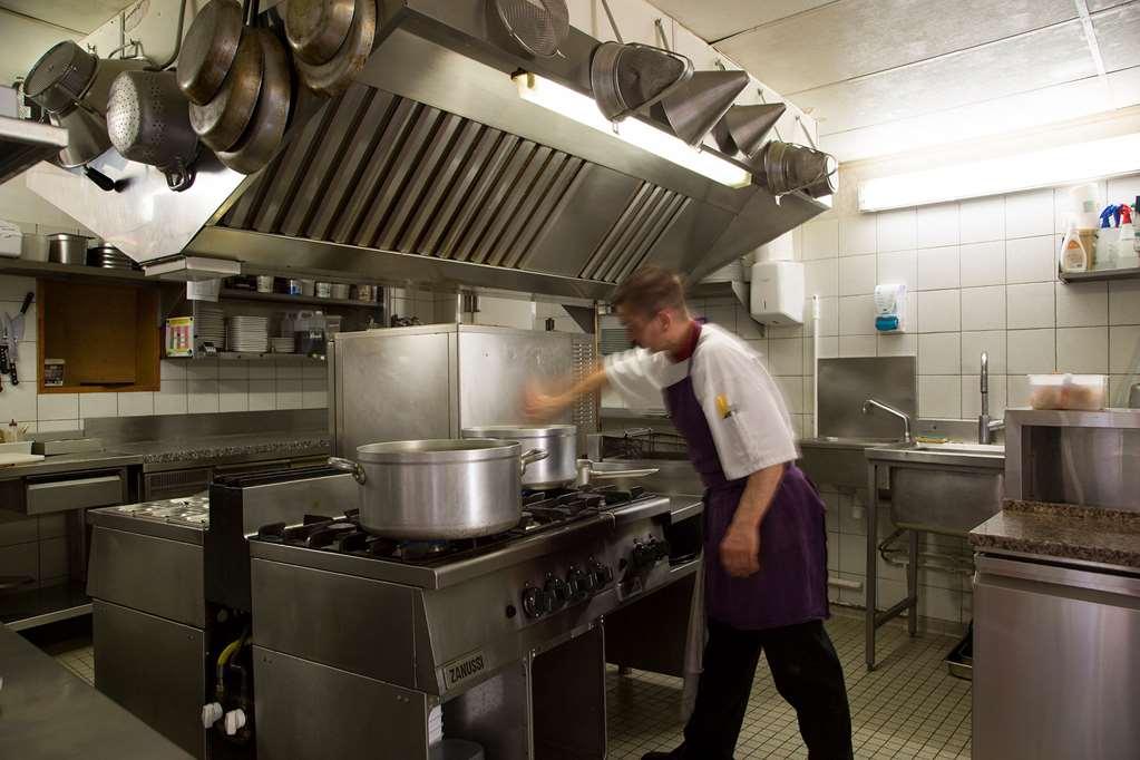 Brit Hotel Le Lion D'Or Chinon Servis gambar