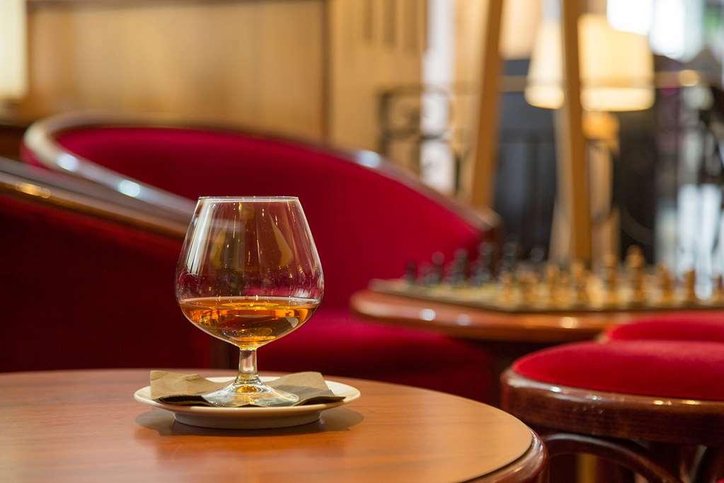 Brit Hotel Le Lion D'Or Chinon Servis gambar