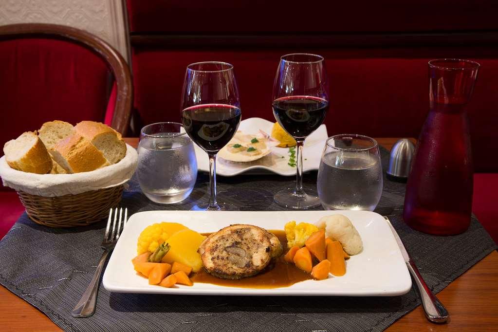 Brit Hotel Le Lion D'Or Chinon Restoran gambar