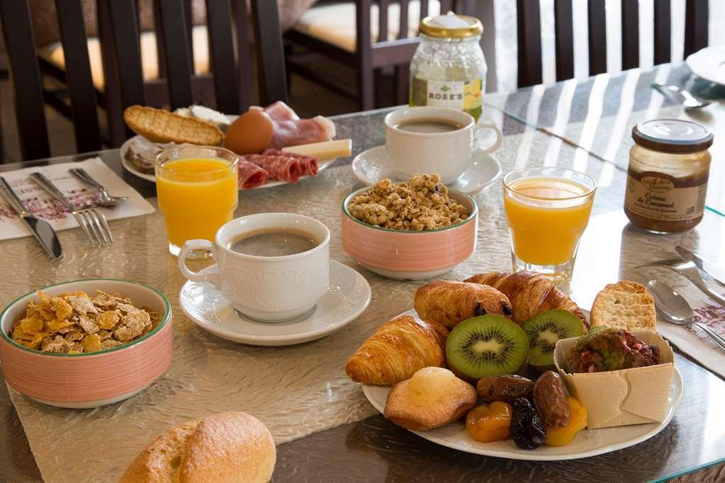 Brit Hotel Le Lion D'Or Chinon Servis gambar