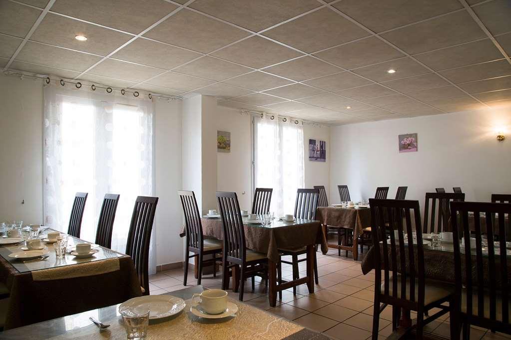 Brit Hotel Le Lion D'Or Chinon Servis gambar