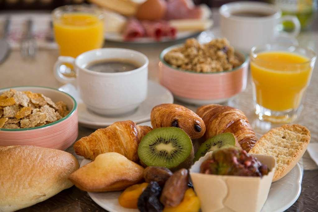 Brit Hotel Le Lion D'Or Chinon Servis gambar